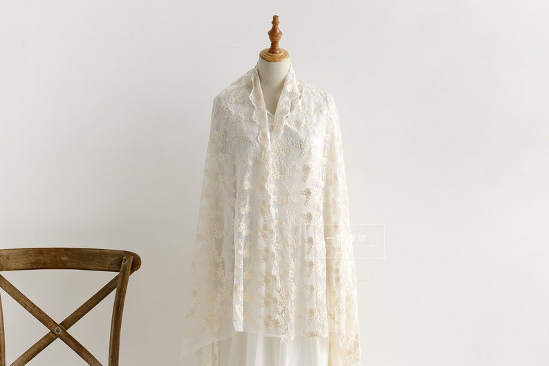 Ivoorkleurige kantstof, geborduurde tule kantstof met retro bloemen, mesh kantstof, chique bruidskantstof, per halve meter afbeelding 9