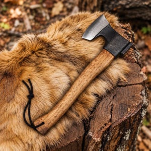 Kleine Vikingbijl, zwarte kampeerbijl van koolstofstaal, houten handvat, leren schede, bushcraftbijl, Vikingbijl