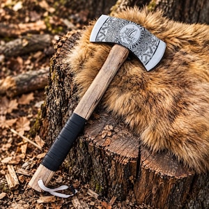 Hacha vikinga de doble filo con grabado de drakkar, hacha de doble cabeza de acero al carbono hecha a mano, fundas de cuero para la hoja, hacha vikinga