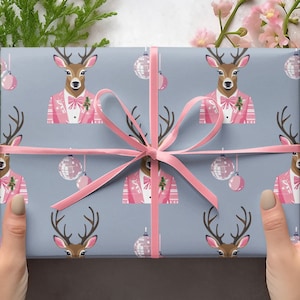 Carta da regalo natalizia preppy con palla da discoteca e renna