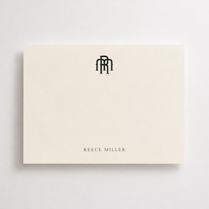 Puede incluir: Una tarjeta de papelería rectangular de color blanco hueso con un monograma verde oscuro de las letras RM centrado en la parte superior. El nombre REECE MILLER está impreso en una fuente serif verde oscuro en la parte inferior central.