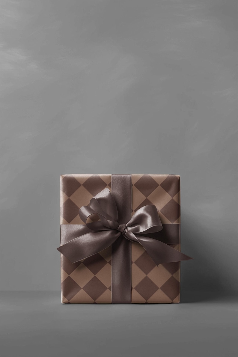 Op de afbeelding: Een bruine cadeaudoos met een bruin en beige geruit patroon. De doos is gebonden met een bruin satijnen lint en strik.