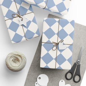 Blau karierte Geschenkpapierrolle, Geschenkverpackung für sie, schicke Geschenkverpackung, adrette Verpackung, Feiertagsgeschenkverpackung, Hochzeitsgeschenkpapier Bild 4