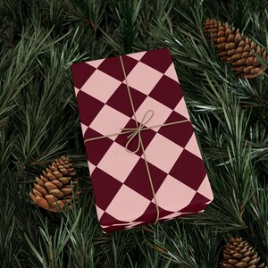 Burgunderrote Geschenkpapierrolle, Weihnachtsverpackung, Urlaub Geschenkverpackung, süße Geschenkverpackung, Geschenkpapierrolle, hübsche Geschenkverpackung, Preppy Bild 7
