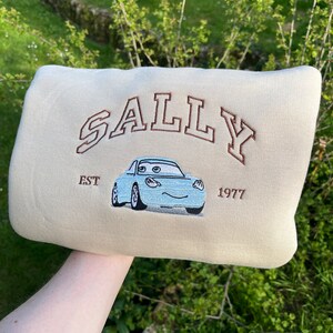 Cars Charaktere Sweatshirt, Cars Lightning Mcqueen und Sally gesticktes Sweatshirt, personalisiertes Freundgeschenk Bild 5