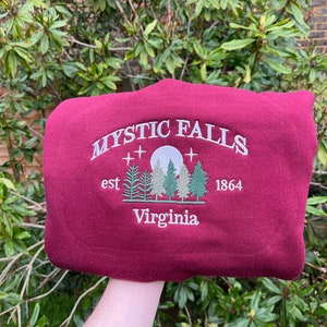 Mystic Falls Sweatshirt Vampire Diaries Gift Vampire Diaries Geborduurd Sweatshirt afbeelding 4