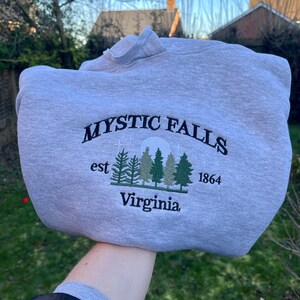 Mystic Falls Sweatshirt Vampire Diaries Gift Vampire Diaries Geborduurd Sweatshirt afbeelding 3