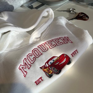 Felpa con personaggi di Cars, felpa ricamata con Saetta Mcqueen e Sally di Cars, regalo personalizzato per un amico immagine 1