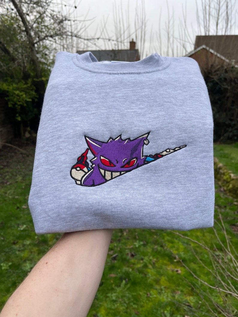 Sweat-shirt Gengar Sweat brodé inspiré de Pokémon Sweat à capuche Gengar Cadeau Pokémon Vêtements pour les fans de Nintendo image 1