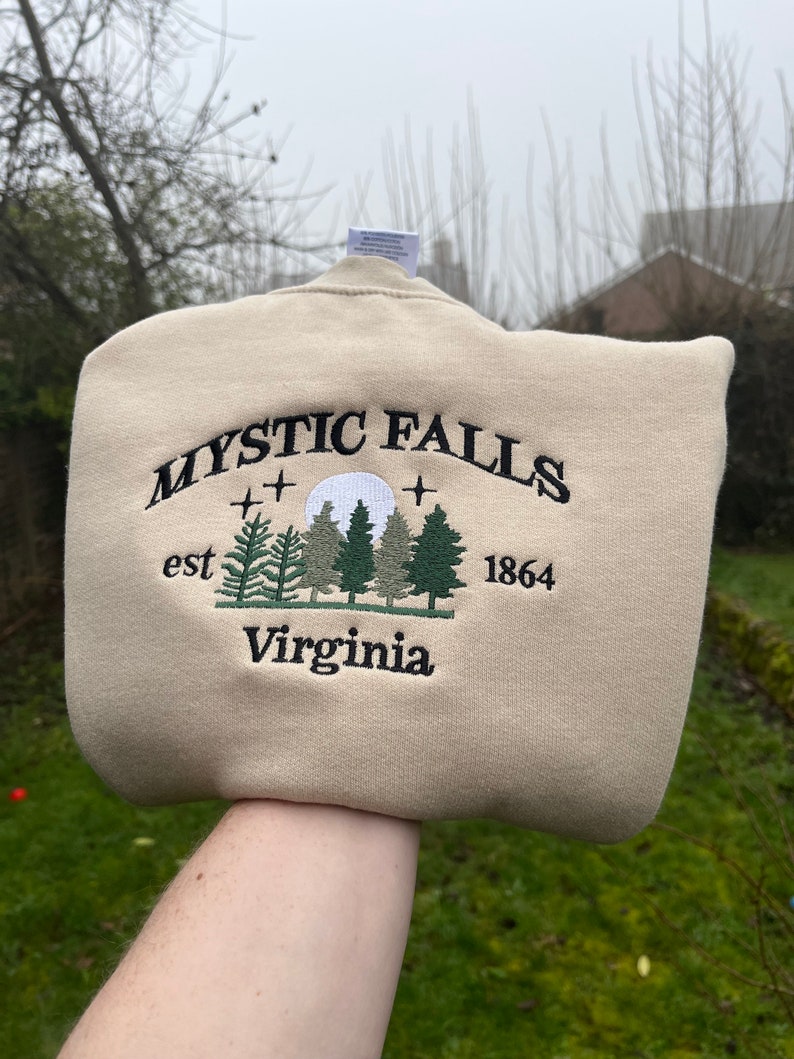 Mystic Falls Sweatshirt Vampire Diaries Gift Vampire Diaries Geborduurd Sweatshirt afbeelding 2