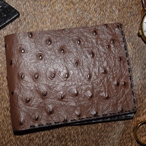 Cartera de cuero para hombre, billetera cosida a mano con patrón de avestruz, billetera de cuero exótico, regalo para él