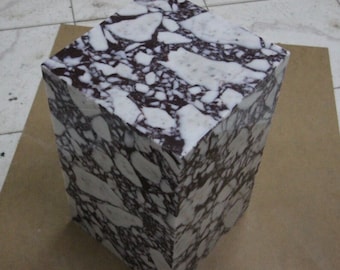 Ręcznie robiony cokół z marmuru Calacatta Viola: stolik boczny Cube (11,8x11,8x19,6)