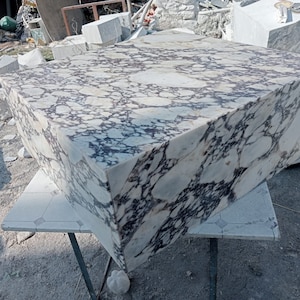 Calacatta Viola Marmor Sockel Couchtisch: Kundenspezifischer Cube Beistelltisch