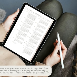 K&ouml;nnte beinhalten: Ein digitales Tablet zeigt einen druckbaren Tracker f&uuml;r die Lekt&uuml;re des Alten Testaments. Der Tracker ist ein Raster mit Monaten, die an der Seite aufgelistet sind, und Wochentagen, die oben stehen. Der Text "OT Bible Reading Tracker" befindet sich oben auf der Seite.