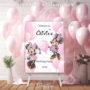 Puede incluir: Se&ntilde;al de bienvenida de cumplea&ntilde;os imprimible con fondo rosa y blanco, globos rosas, dos personajes de Minnie Mouse y el texto "Bienvenido a Olivia's 3rd Birthday Party 11.07.2023".