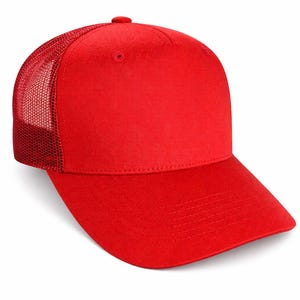 以下が含まれることがあります： メッシュバックとカーブしたつばが付いた鮮やかな赤色のトラッカーハット。帽子は無地のフロントパネルと上部に小さなボタンが付いています。カジュアルウェアの定番アクセサリーです。