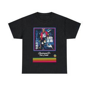 Op de afbeelding: Zwart t-shirt met een kleurrijke afbeelding uit de film "Gleaming the Cube". De afbeelding bevat een centraal beeld van een persoon op een skateboard, Japanse tekst en een horizontaal streepontwerp met de filmtitel.