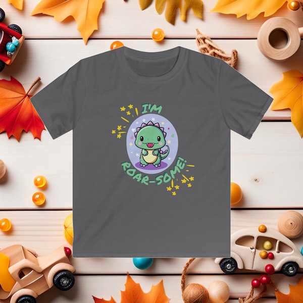 Tee shirt Enfant mixte. Design Motif dinosaure, texte i'm roar-some, mignon, style cartoon, vert, violet, petites étoiles, design fait main