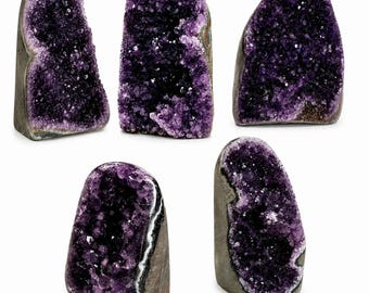 Vari geodi di ametista, pietre preziose naturali di colore viola, elementi decorativi per la casa.
