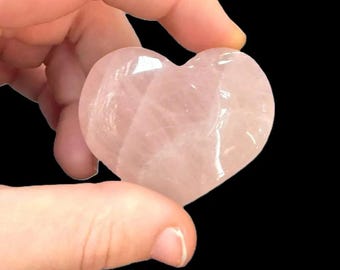 Pietra burattata a forma di cuore di quarzo rosa / Pietra di cristallo naturale che trasmette energia d'amore