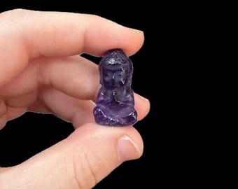 Buddha in ametista extra piccolo / Pietra burattata per la guarigione energetica naturale