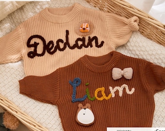 Handgefertigter gehäkelter Babypullover mit individuellem Namen & Tier gestrickt