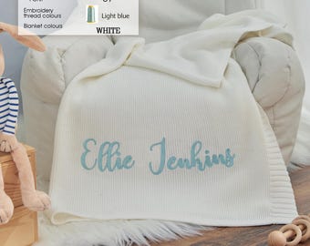 Stickad babyfilt med broderat namn, ekologisk bomull, babyshowerpresent