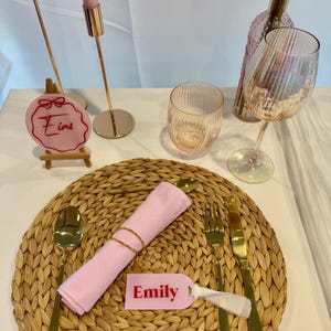 Bunte Namenskarten | Platzkarten aus Acryl für Hochzeiten mit Stoffband, wunderschönes Gastgeschenk | Lesezeichen | Blush Wedding | Rosa Rot