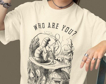 Camiseta gráfica de Alicia en el país de las maravillas La oruga, ilustración vintage de John Tenniel sobre el libro Lewis Carroll, citas de libros Tee