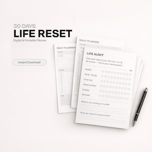 Può includere: Un planner digitale e stampabile "LIFE RESET" con il testo "30 DAYS". L'immagine include un "DAILY PLANNER" e un foglio "LIFE AUDIT", oltre a una penna nera. Il planner è progettato per il miglioramento personale.
