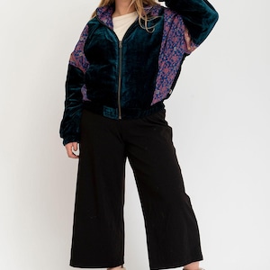 Wendbare, kurze Winterjacke mit Vintage-Sari-Applikation in Petrolblau – Größe XL
