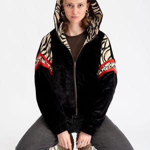 Omkeerbaar kort winterjack met zebra- en luipaardprint.