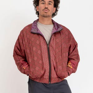 Wendbare Sari-Bomberjacke – Ziegelrotes Labyrinthmuster & Pflaumenfarbenes Paisleymuster – Größe M