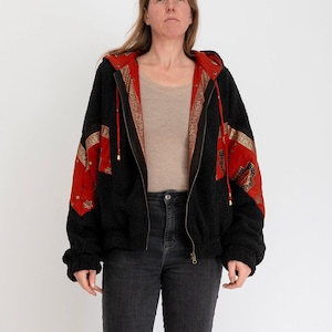 Midnight Patch – Svart teddyjacka med vändbar sari – Storlek L