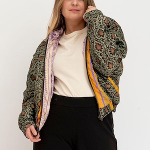 Unisex-Wende-Bomberjacke im Sari-Stil – Olivgrüner Rankenprint & zarter Flieder-Gobelin – Größe L