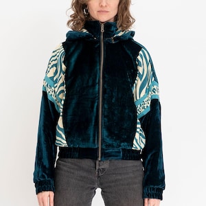 Giacca invernale corta reversibile in stampa animalier color petrolio