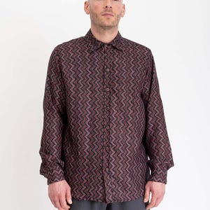 Camisa de viscosa de peso medio con fino estampado de espiga.