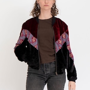 Dwustronna kurtka typu bomber z lat 90. w kolorze ciemnoczerwonym i czarnym, vintage'owe sari – rozmiar S