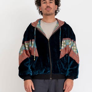 Wendejacke aus petrolfarbenem Samt und Sari – türkisfarbenes Patchworkmuster