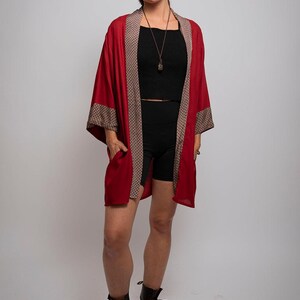 Kimono longo com acabamento em sari em tons de marrom e cinza com estampa de gota.