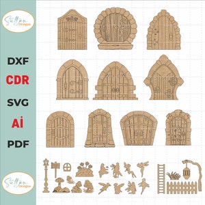 Op de afbeelding: Een set van 10 SVG-snijbestanden voor feedeuren, met verschillende stijlen deuren, een ladder, een hek, een lantaarn, paddenstoelen en feeën. De deuren zijn bruin en hebben ingewikkelde details.