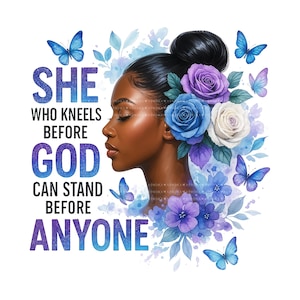 Könnte beinhalten: Digitaldruck mit einer Frau mit dunkler Haut, geschmückt mit blauen und lila Blumen und Schmetterlingen. Der Text lautet "SHE WHO KNEELS BEFORE GOD CAN STAND BEFORE ANYONE" in Blau- und Lilatönen.
