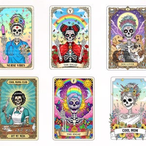 Puede incluir: Seis tarjetas rectangulares estilo tarot con figuras de esqueletos. Los dise&ntilde;os incluyen una enfermera con pastillas, un esqueleto con un arco&iacute;ris y mariposas, un esqueleto con perros, un esqueleto con un cuchillo, un esqueleto colorido con soles y un esqueleto con flores.