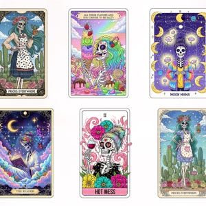 Puede incluir: Seis tarjetas rectangulares estilo tarot con figuras de esqueletos. Los dise&ntilde;os incluyen un esqueleto con delantal y cactus etiquetado 'PRICKS EVERYWHERE', un esqueleto comiendo un helado etiquetado 'ALL THESE FLAVORS AND YOU CHOOSE TO BE SALTY', un esqueleto con c&aacute;rdigan colorido etiquetado 'MOON MAMA', un esqueleto leyendo un libro etiquetado 'THE READER' y un esqueleto con una copa de vino etiquetado 'HOT MESS'.