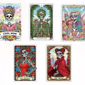 Puede incluir: Cinco pegatinas rectangulares con figuras de esqueletos en varios temas. Una muestra un esqueleto con flores y el texto COOL MOM. Otra representa un esqueleto con plantas y un colibr&iacute; etiquetado como THE PLANT LADY. Una tercera muestra un esqueleto con helado y el texto ALL THESE FLAVORS AND YOU CHOOSE TO BE SALTY. Una cuarta presenta un esqueleto con cors&eacute; rojo etiquetado como THE BADASS. La &uacute;ltima muestra un esqueleto con capa roja etiquetado como THE IDGAF.