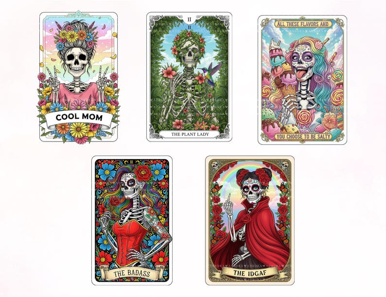 Puede incluir: Cinco pegatinas rectangulares con figuras de esqueletos en varios temas. Una muestra un esqueleto con flores y el texto COOL MOM. Otra representa un esqueleto con plantas y un colibr&iacute; etiquetado como THE PLANT LADY. Una tercera muestra un esqueleto con helado y el texto ALL THESE FLAVORS AND YOU CHOOSE TO BE SALTY. Una cuarta presenta un esqueleto con cors&eacute; rojo etiquetado como THE BADASS. La &uacute;ltima muestra un esqueleto con capa roja etiquetado como THE IDGAF.