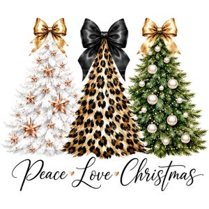 Pode incluir: Três árvores de Natal estilizadas dispostas lado a lado. A árvore da esquerda é branca com estrelas douradas e um laço dourado. A árvore central apresenta um padrão de leopardo e um laço preto. A árvore da direita é verde com bolas brancas e um laço dourado. O texto diz Peace Love Christmas.