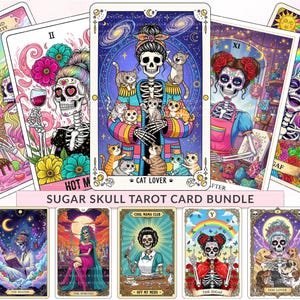 Puede incluir: Una colecci&oacute;n de cartas de tarot con esqueletos de calaveras de az&uacute;car coloridos en varias escenas, incluyendo una amante de los gatos con gatitos, una hot mama con vino y un miembro del cool mama club. Las cartas muestran ilustraciones vibrantes con motivos florales.