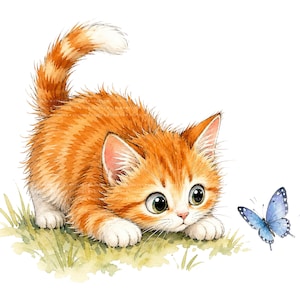 K&ouml;nnte beinhalten: Aquarellillustration eines orangefarbenen K&auml;tzchens mit gro&szlig;en gr&uuml;nen Augen, das sich auf einen blauen Schmetterling konzentriert. Das K&auml;tzchen sitzt auf gr&uuml;nem Gras, bereit zum Springen, mit hochgestelltem Schwanz. Das Kunstwerk hat einen weichen, skurrilen Stil.