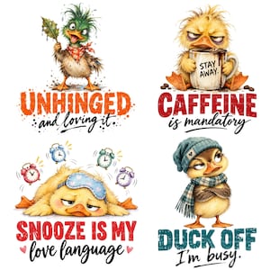 Pode incluir: Quatro ilustrações de patos de desenho animado com texto. Canto superior esquerdo: pato verde com folha, texto UNHINGED and loving it. Canto superior direito: pato amarelo com caneca, texto CAFFEINE is mandatory. Canto inferior esquerdo: pato dormindo, texto SNOOZE IS MY love language. Canto inferior direito: pato com gorro e cachecol, texto DUCK OFF I'm busy.